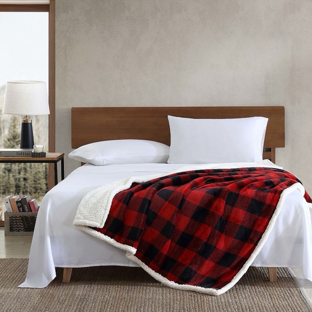 EDDIE BAUER • Cabin Plaid Sherpa Throw